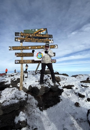 Panathlon Club Providencia - La panathleta Fabiola Venegas conquista el Kilimanjaro y lleva en alto la bandera del Panathlon